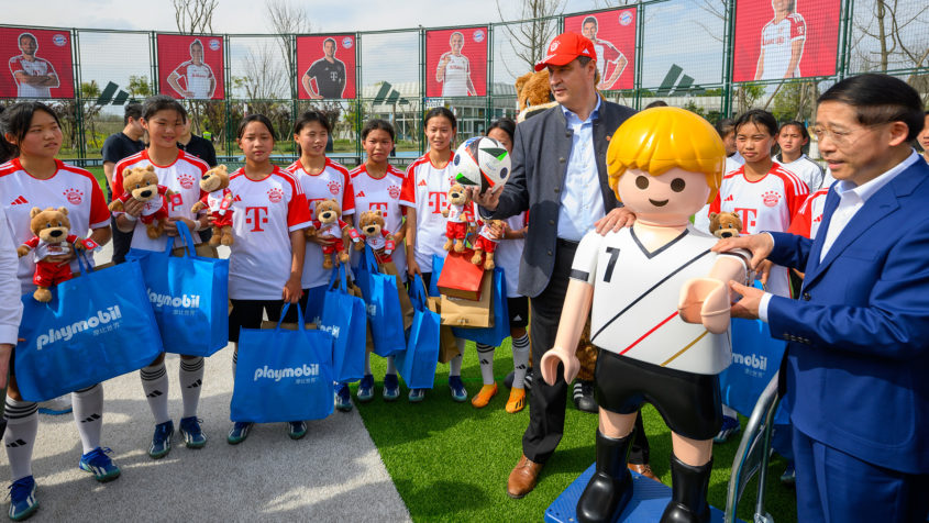 Die Spielerinnen bekommen Geschenke durch Ministerpräsident Dr. Markus Söder überreicht. Zudem wird eine große Playmobil-Fußballerfigur an den Leiter und Parteisekretär der Sportbehörde der Provinz Sichuan, Luo Dongling, übergeben.